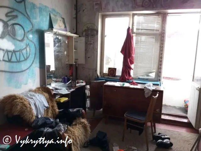 Монстр на стіні