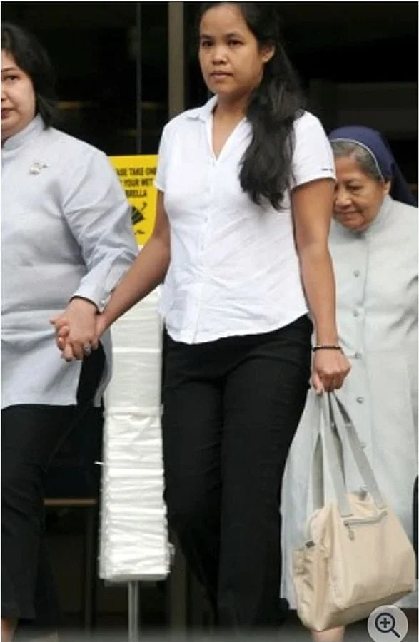 Гвен Агілар виходить з будівлі суду 